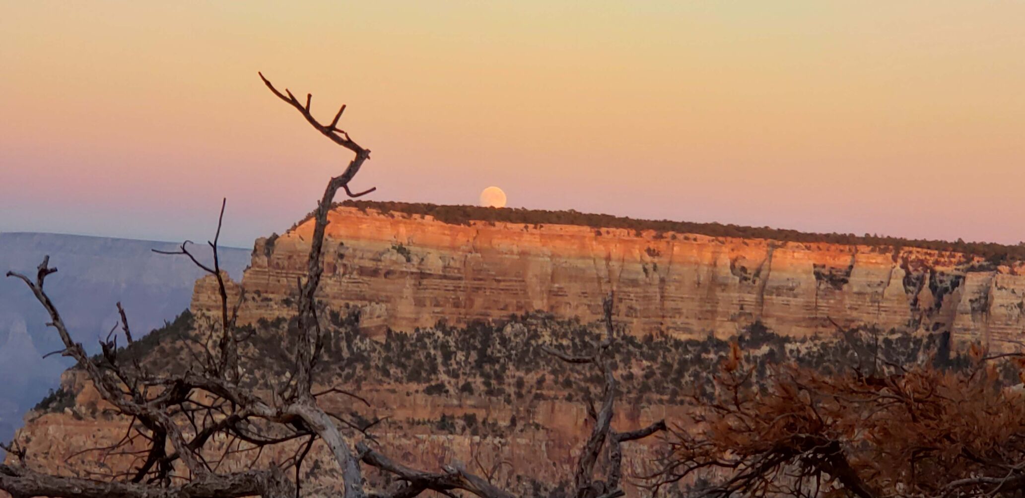 Sunset or moon rise